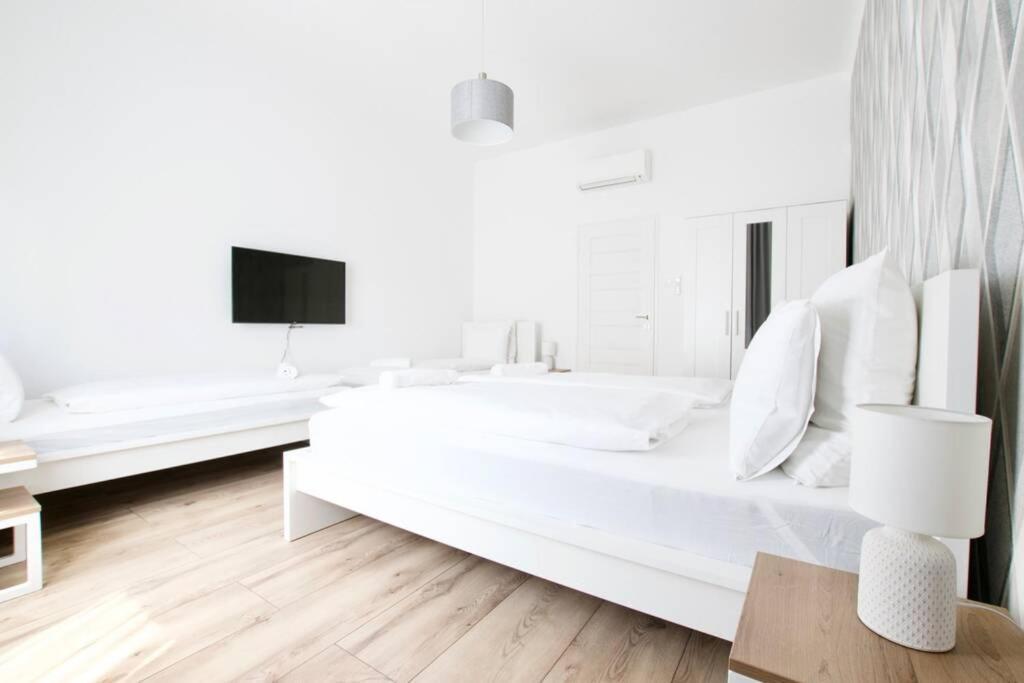 Premium Apartment By Hi5-Vaci Str. 3 Bedroom Budapest Exteriör bild